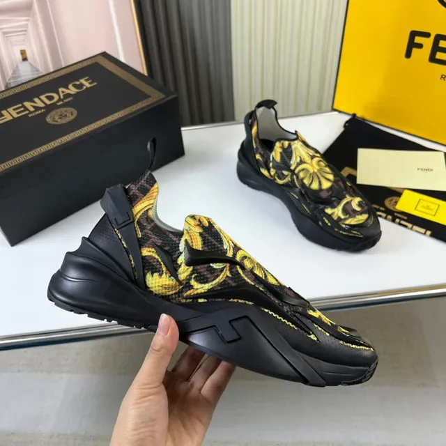 Versace Tênis Slip-On Preto e Amarelo com Impressão Barroca Chunky 4