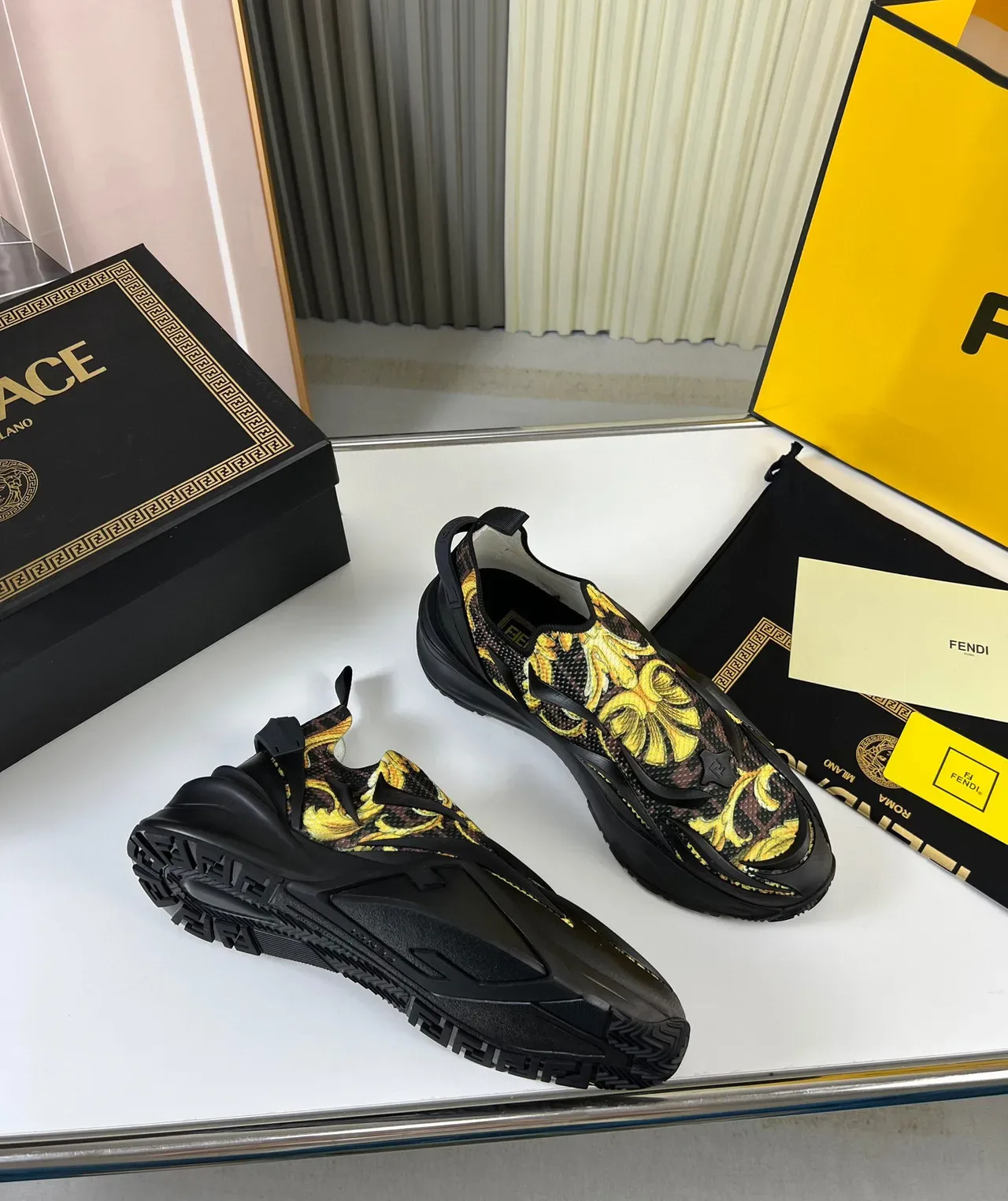 Versace Tênis Slip-On Preto e Amarelo com Impressão Barroca Chunky 5