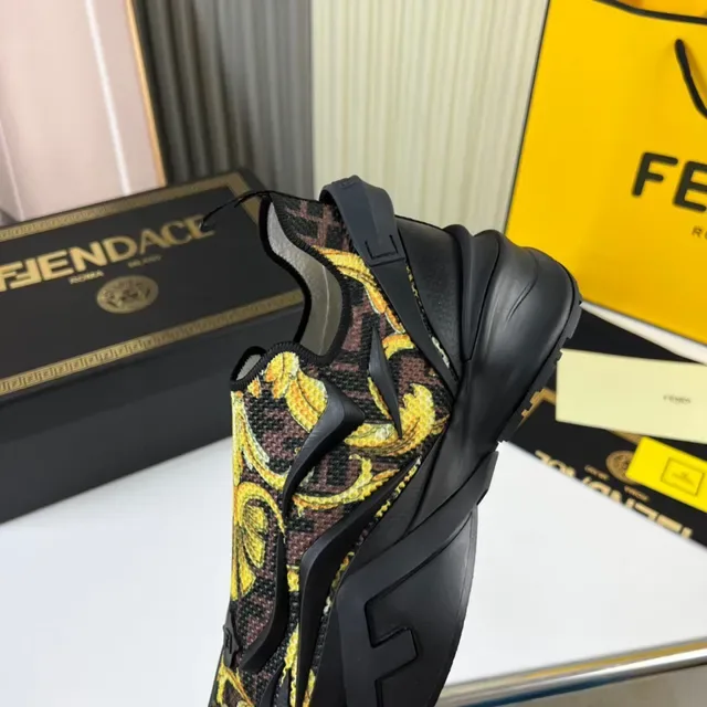 Versace Tênis Slip-On Preto e Amarelo com Impressão Barroca Chunky 6