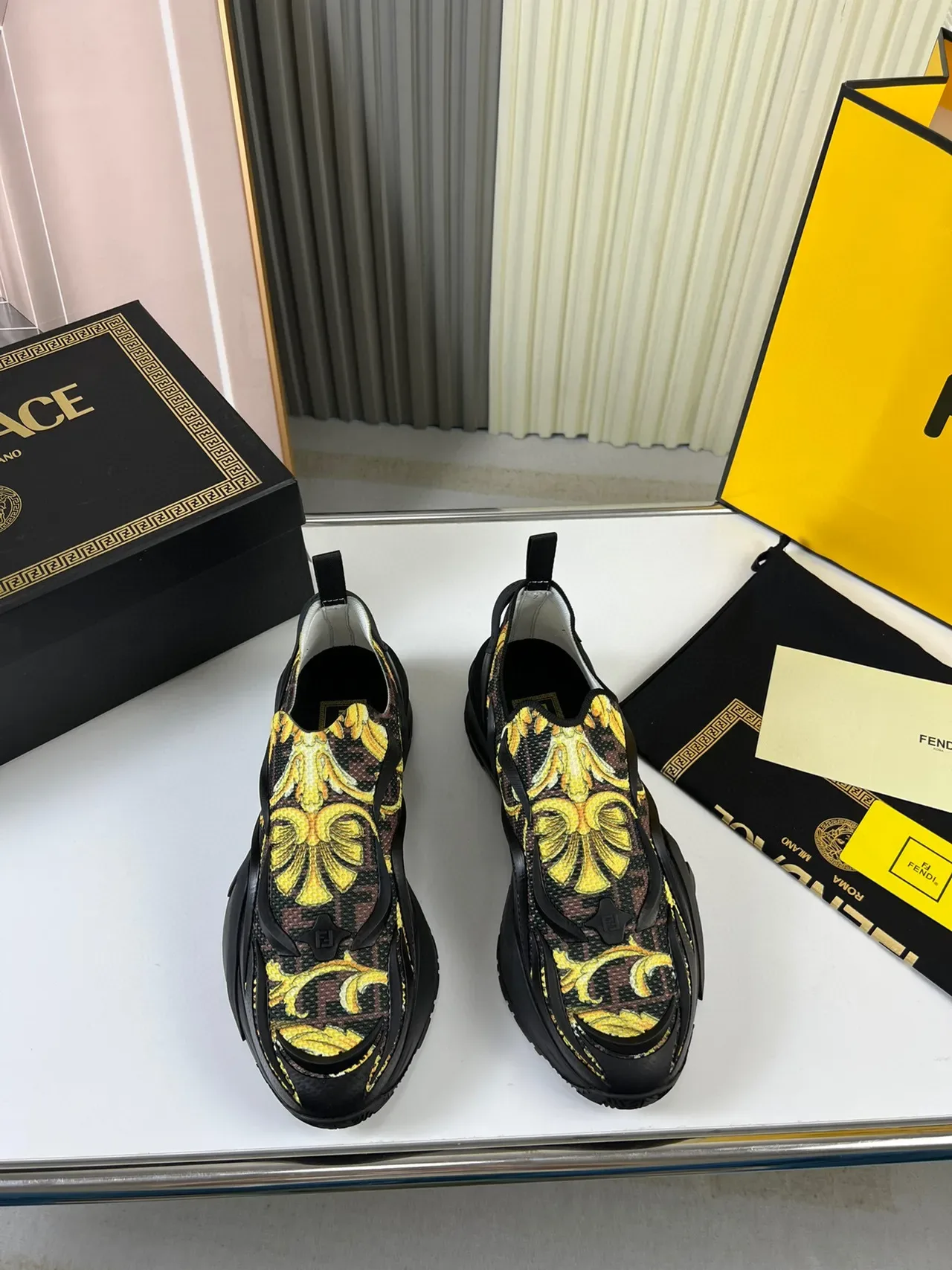 Versace Tênis Slip-On Preto e Amarelo com Impressão Barroca Chunky 7