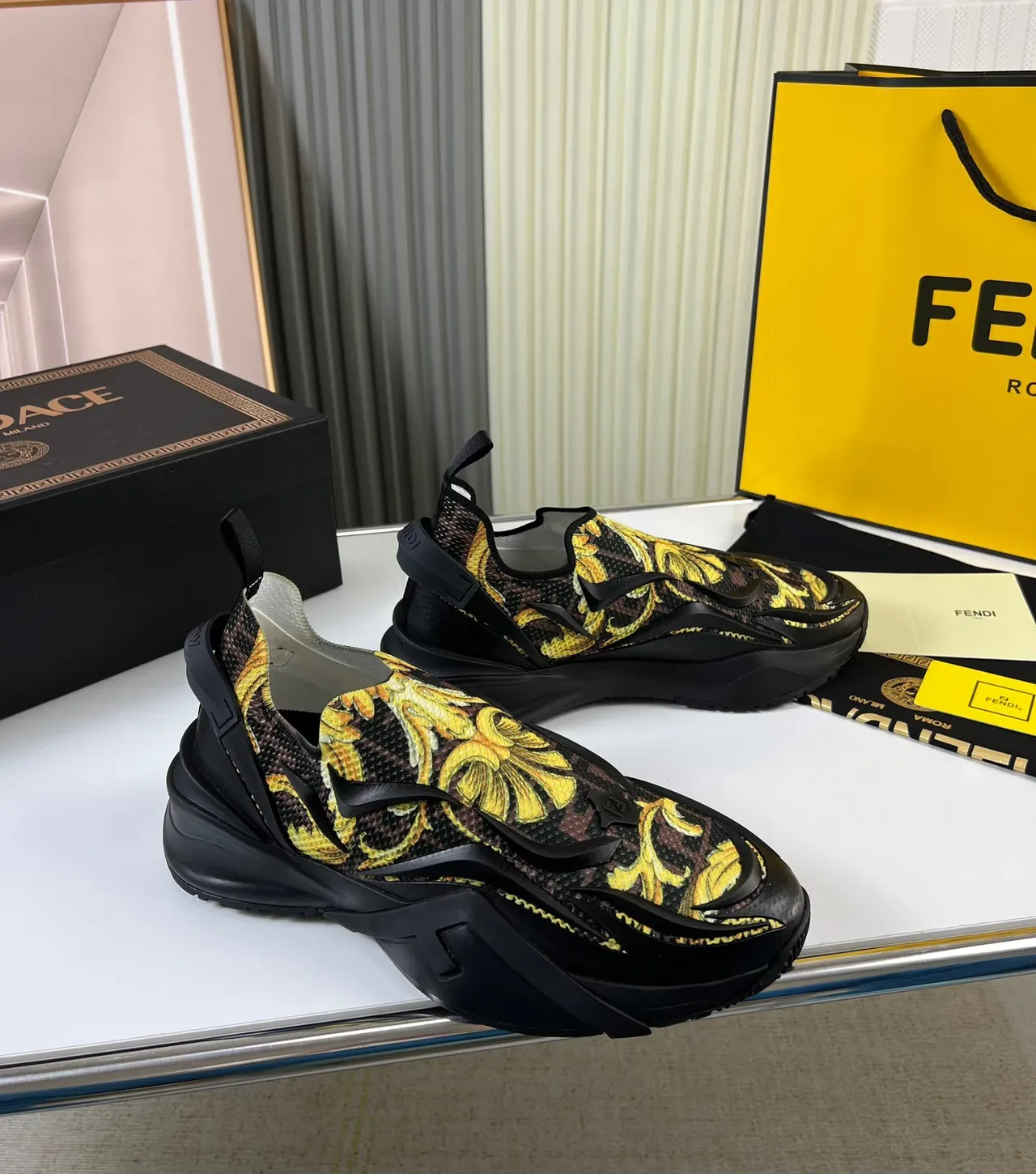 Versace Tênis Slip-On Preto e Amarelo com Impressão Barroca Chunky 8