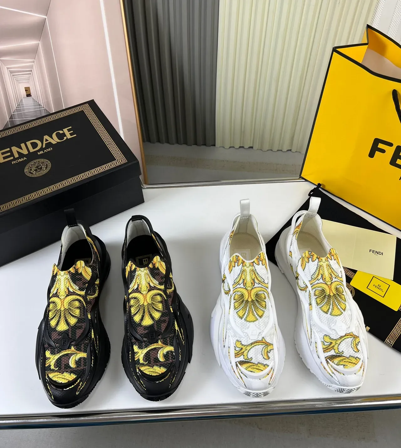Versace Tênis Slip-On Preto e Amarelo com Impressão Barroca Chunky 9
