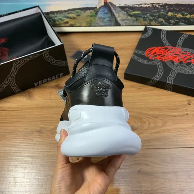 Versace Chain Reaction 黑金 Greca 印花 厚底运动鞋 2