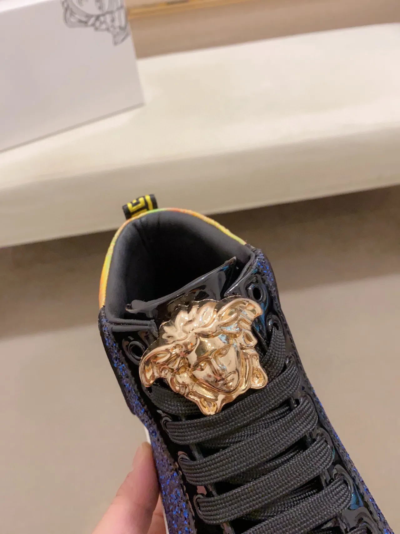Versace Chain Reaction Brillant Bleu Medusa Baskets lifestyle à lacets hautes 5