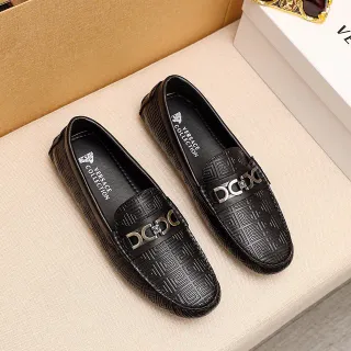 Versace Greca Odissea काले इंबॉस्ड लोफर