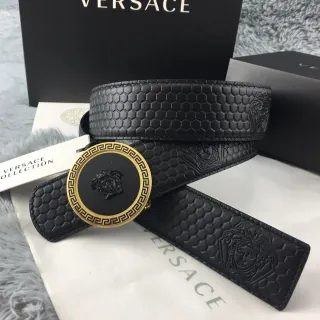 Versace Greca Odissea काला छह कोणीय उभरा चमड़ा पट्टा