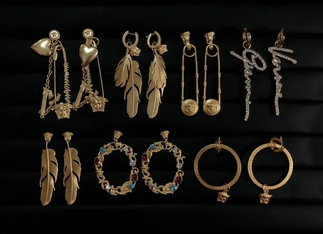 Versace Brincos Medusa e Greca Motif Cristal Dourado 2