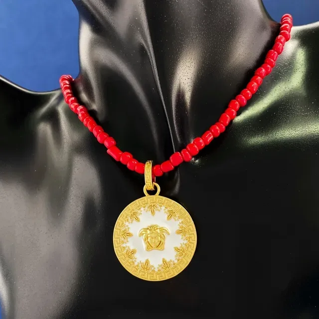 Versace Medusa Icon قلادة سلسلة خرزية باللون الأحمر والذهب 2