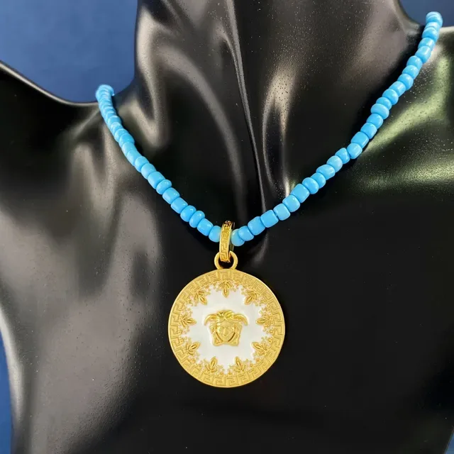 Versace Medusa Icon قلادة سلسلة خرزية باللون الأحمر والذهب 3