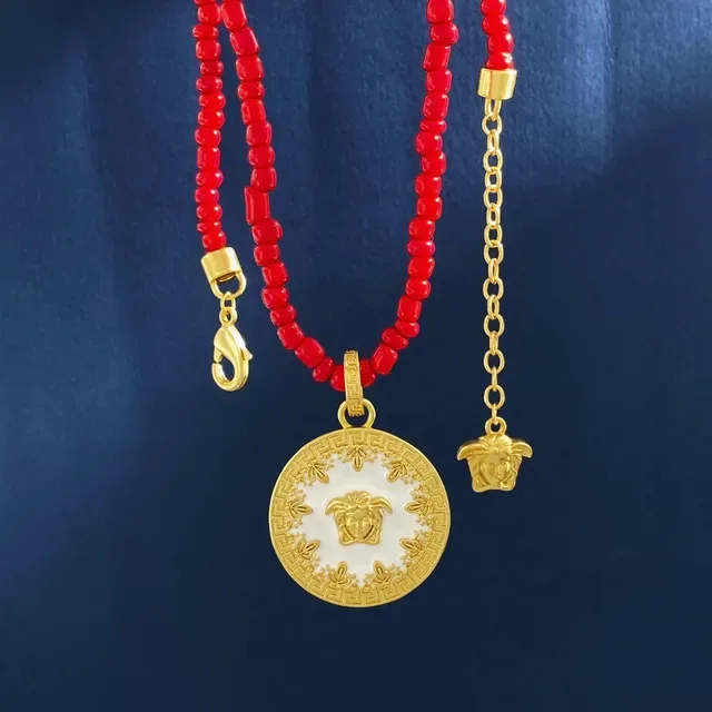 Versace Medusa Icon قلادة سلسلة خرزية باللون الأحمر والذهب 7