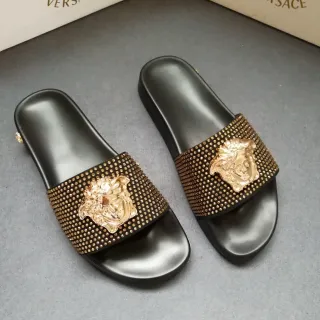 Versace Medusa-Studded सोने की काली स्लाइड स्लिपर्स