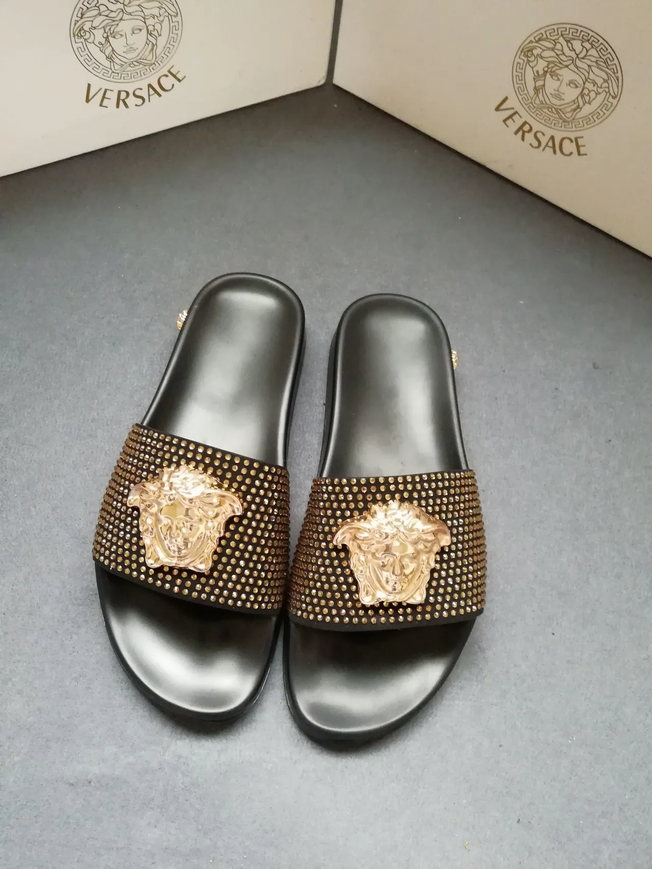 Versace Medusa-Studded Sandales Glissantes Dorées Noires 2