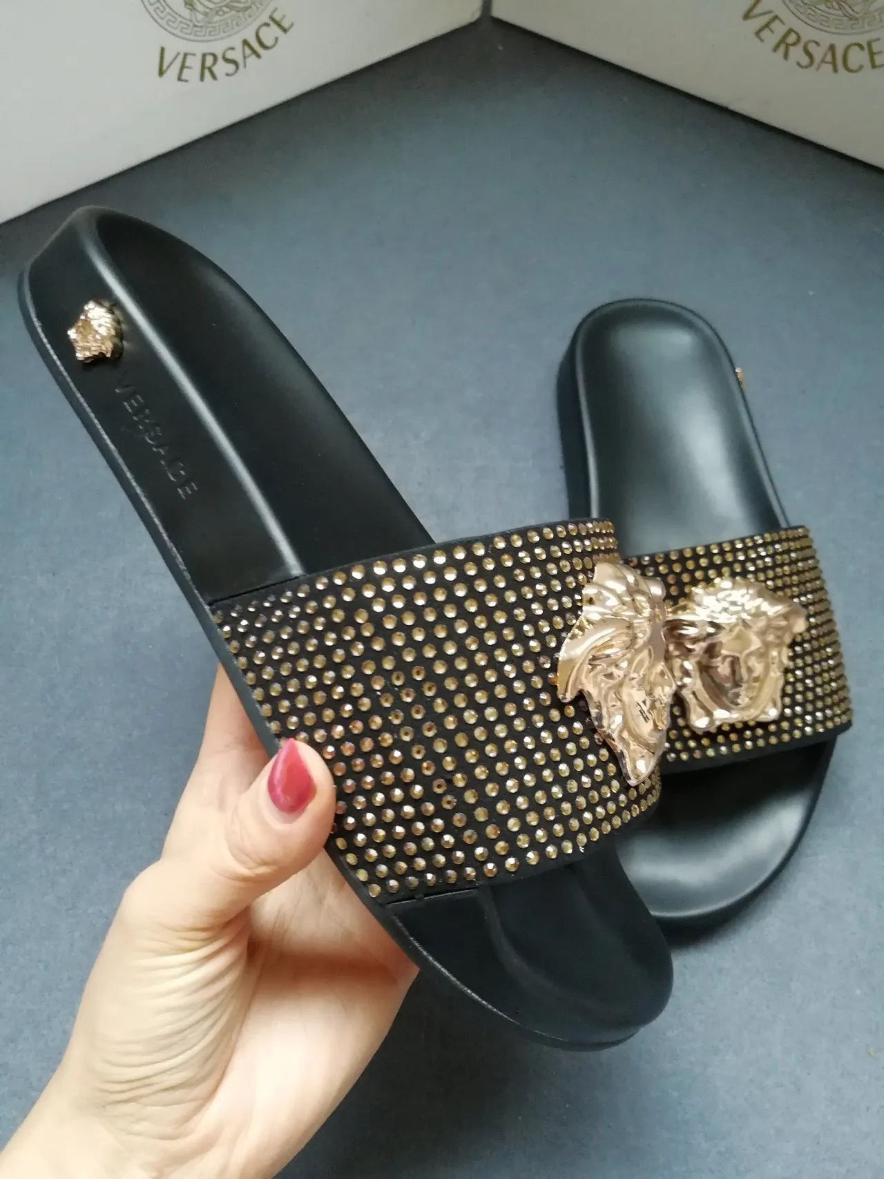 Versace Medusa-Studded Sandales Glissantes Dorées Noires 4