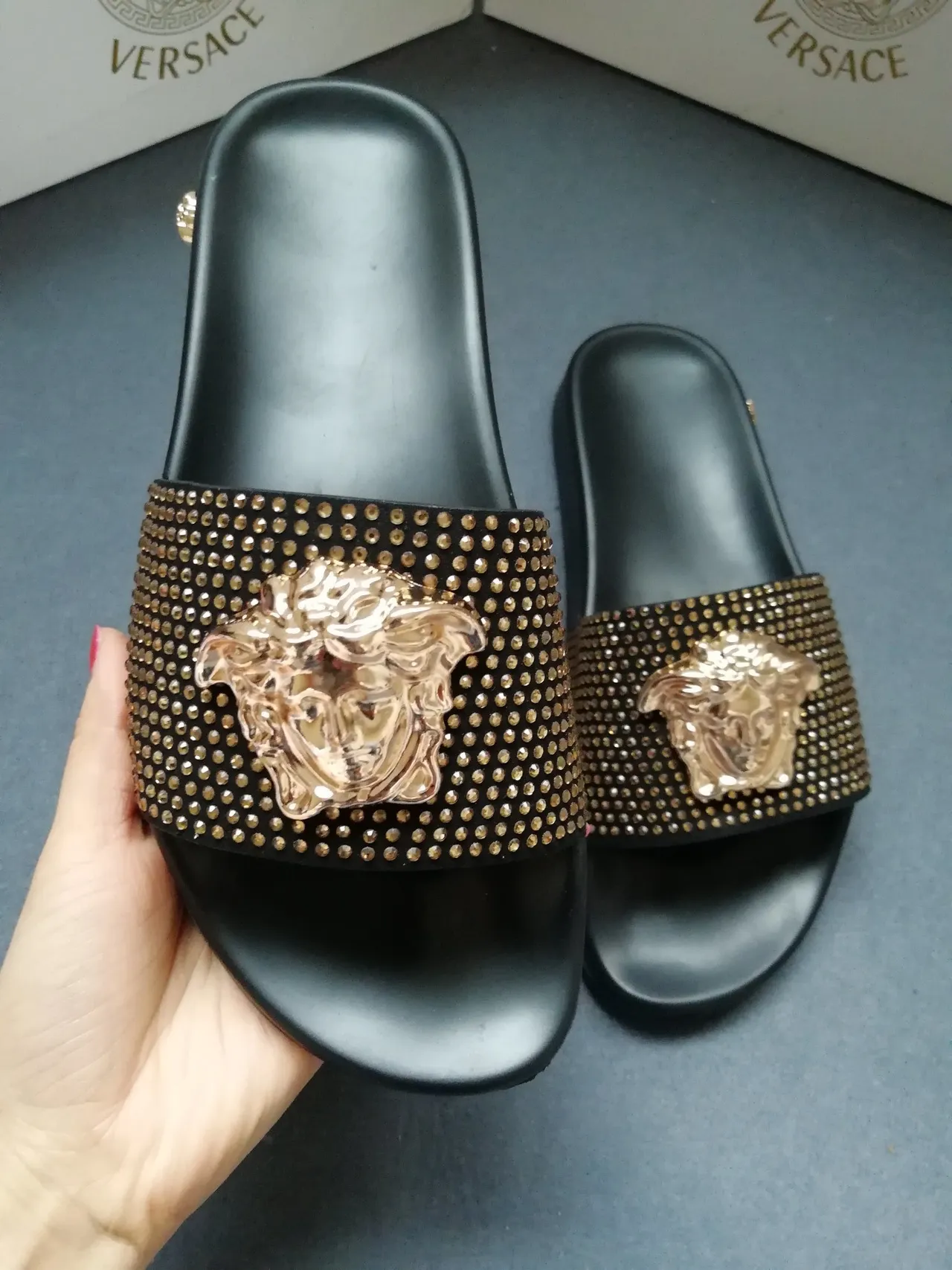 Versace Medusa-Studded Sandales Glissantes Dorées Noires 5