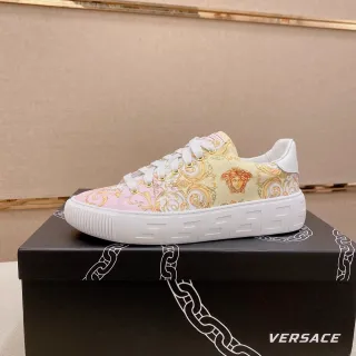 Versace Odissea गुलाबी और क्रीम बारोक प्रिंट लाइफस्टाइल स्नीकर