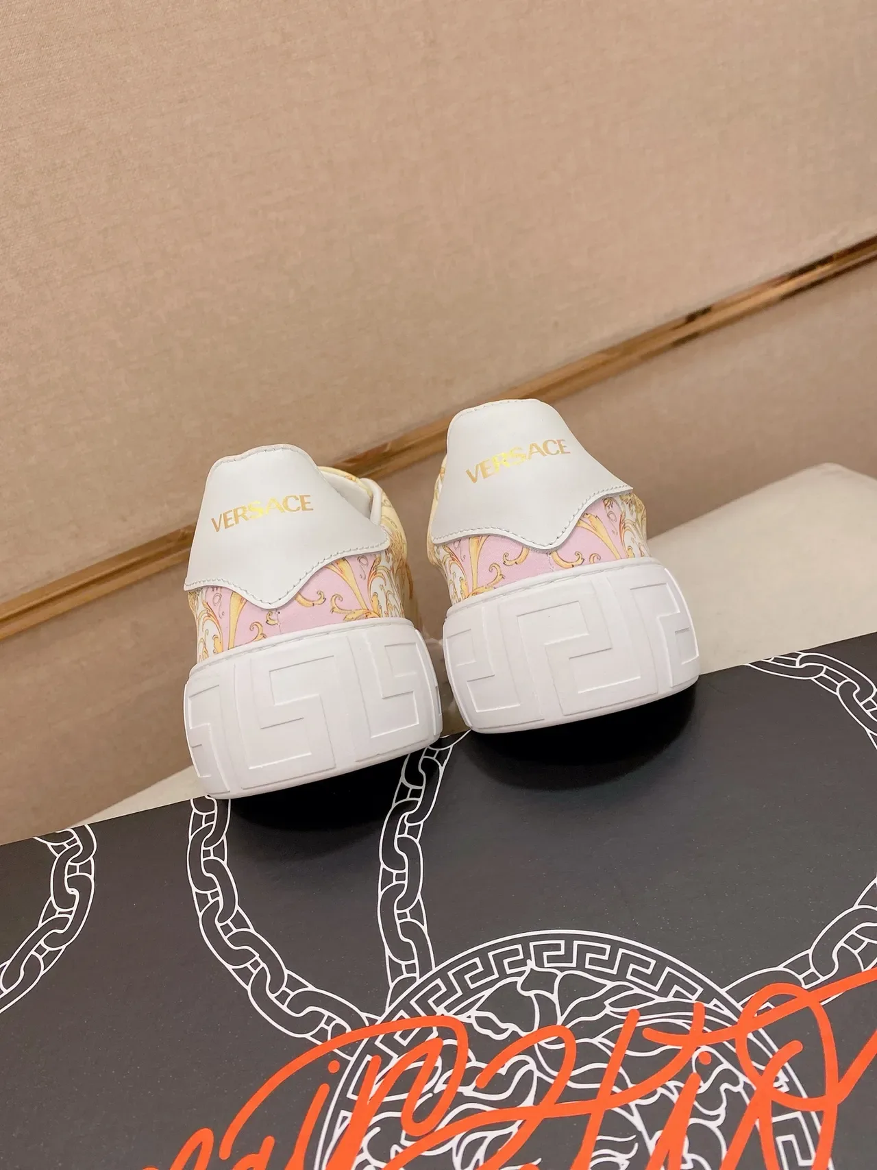 Versace Odissea Tênis Lifestyle com estampagem baroque em rosa e creme 3