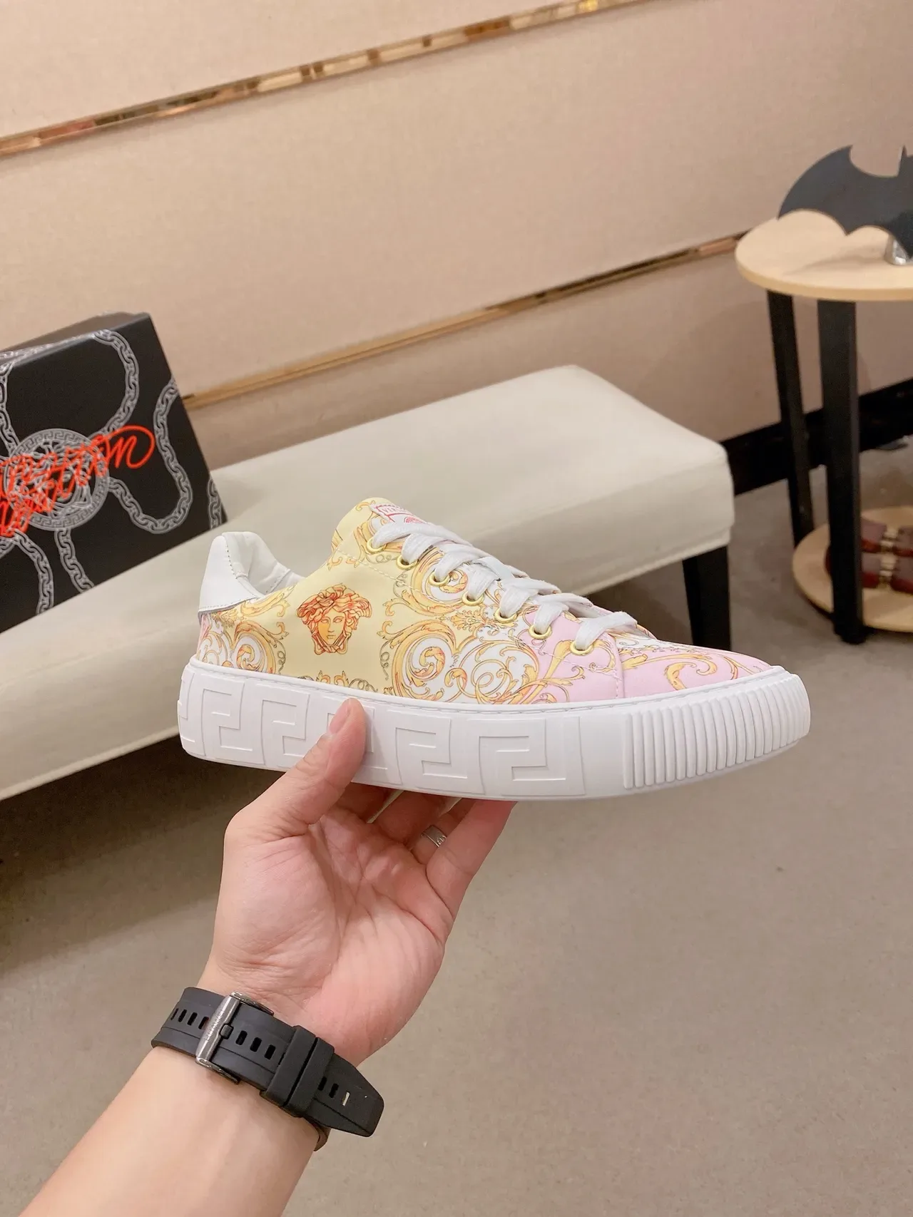 Versace Odissea Tênis Lifestyle com estampagem baroque em rosa e creme 5