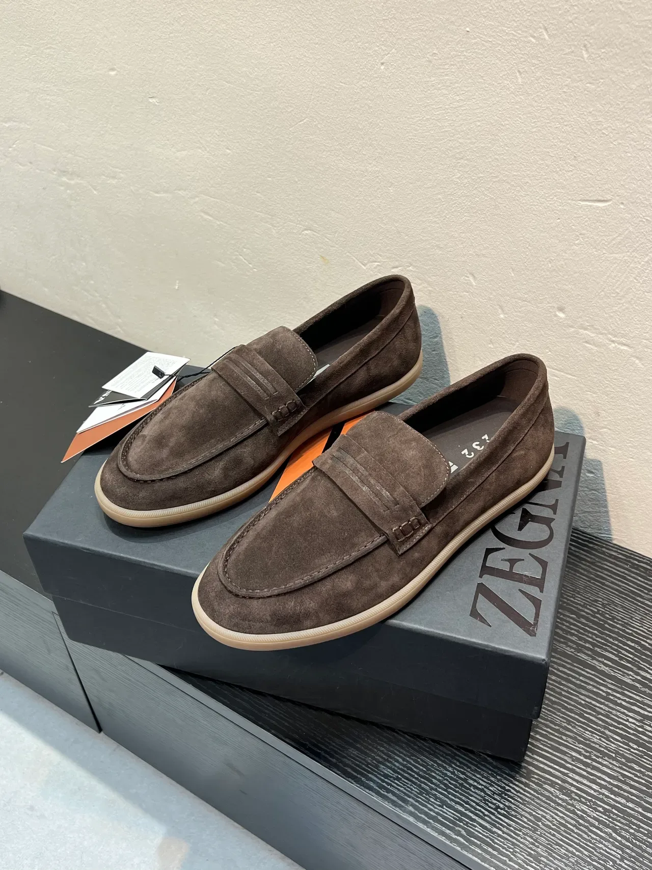 Zegna ब्राउन बेज स्वेड अपर स्ट्रैप पेनी लोफर 3