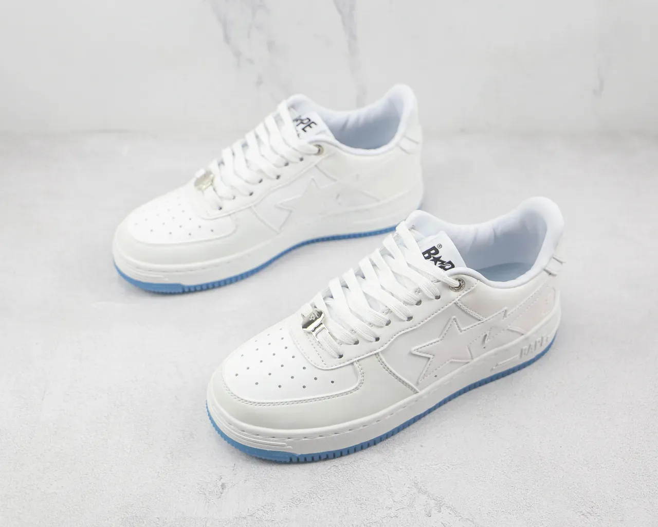 A Bathing Ape Sneakers Lifestyle blanc bleu low-top iridescent tie-dye overlay 4
