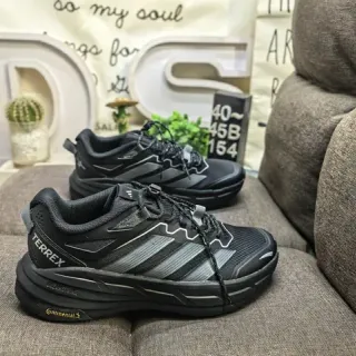 Adidas काला भूरा मेश और सिंथेटिक ओवरले तीन पट्टी साइड पैनल लाइफस्टाइल स्नीकर्स