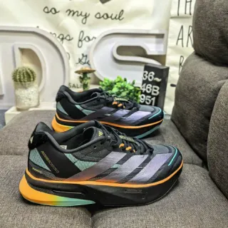 Adidas zapatillas de correr negras multicolores con malla ingenierizada en la parte superior con rayas iridiscentes de gradiente
