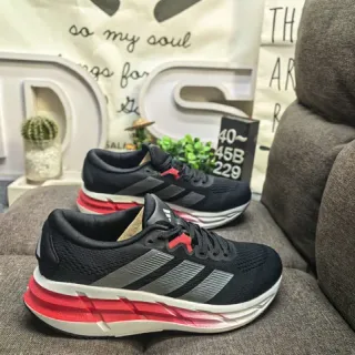 Adidas Chaussures de Course Noir Rouge Upper en Maille Ingénierisée Étiquetage Latéral Trois Rayures