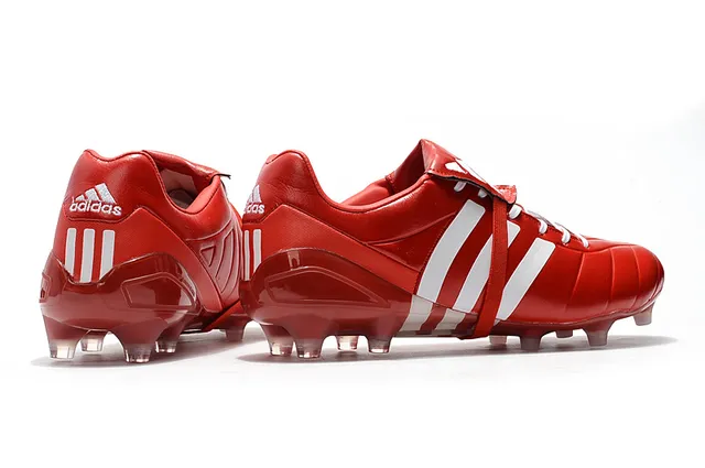 Adidas Noir Rouge Coupe-basse Cuir supérieur Trois bandes blanches Terrain ferme Chaussures de football 19