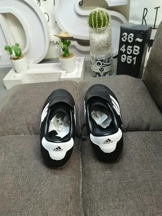 Adidas Noir Blanc Sans Lacets Slip-On Quilté Vamp Chaussures de Football Indoor 8