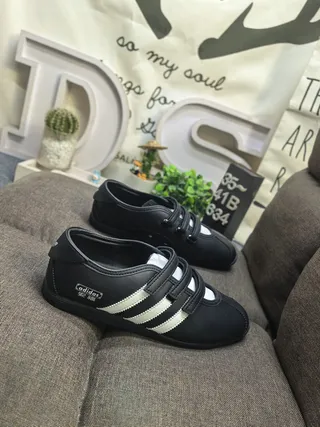 Adidas chaussures Mary Jane noir et blanc sans lacets avec sangle velcro 9