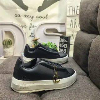 Adidas काला सफेद लो टॉप चिकनी ऊपरी लाइफस्टाइल स्नीकर