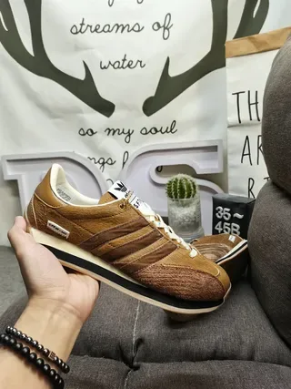 Adidas Marron Beige Chaussures Lifestyle Basse avec Upper de Daim et Nubuck 5