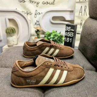 Adidas Zapatillas Lifestyle Marrón Beige con Ante y Tres Rayas Off-White