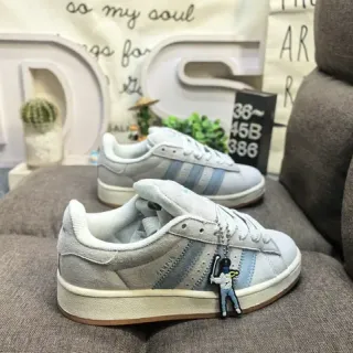 Adidas Campus हल्का भूरा और नीला लाइफस्टाइल स्नीकर