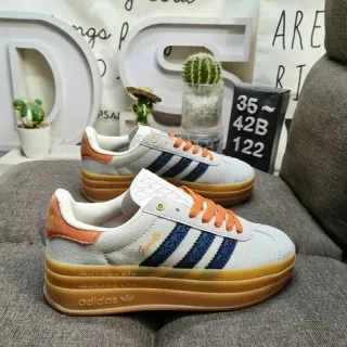 Adidas Gazelle हल्का भूरा नेवी नारंगी गम लाइफस्टाइल स्नीकर