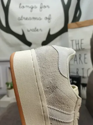 Adidas ग्रे बीज लो-टॉप सूड मेश अपर लाइफस्टाइल स्नीकर 3