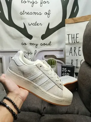 Adidas ग्रे बीज लो-टॉप सूड मेश अपर लाइफस्टाइल स्नीकर 5