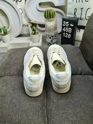 Adidas ग्रे बीज लो-टॉप सूड मेश अपर लाइफस्टाइल स्नीकर 8
