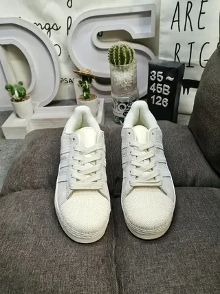 Adidas ग्रे बीज लो-टॉप सूड मेश अपर लाइफस्टाइल स्नीकर 10