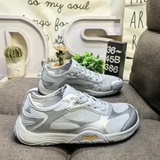 Adidas ग्रे और सफेद मेश और सिंथेटिक ओवरले ऊपरी ट्रेल-इंस्पायर्ड सोल लाइफस्टाइल स्नीकर्स