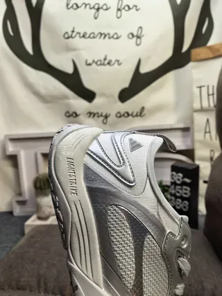 Adidas ग्रे और सफेद मेश और सिंथेटिक ओवरले ऊपरी ट्रेल-इंस्पायर्ड सोल लाइफस्टाइल स्नीकर्स 3