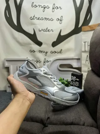 Adidas ग्रे और सफेद मेश और सिंथेटिक ओवरले ऊपरी ट्रेल-इंस्पायर्ड सोल लाइफस्टाइल स्नीकर्स 5