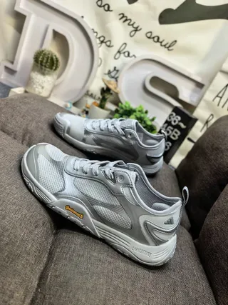 Adidas ग्रे और सफेद मेश और सिंथेटिक ओवरले ऊपरी ट्रेल-इंस्पायर्ड सोल लाइफस्टाइल स्नीकर्स 7