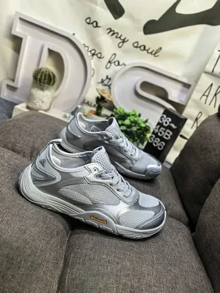 Adidas ग्रे और सफेद मेश और सिंथेटिक ओवरले ऊपरी ट्रेल-इंस्पायर्ड सोल लाइफस्टाइल स्नीकर्स 9