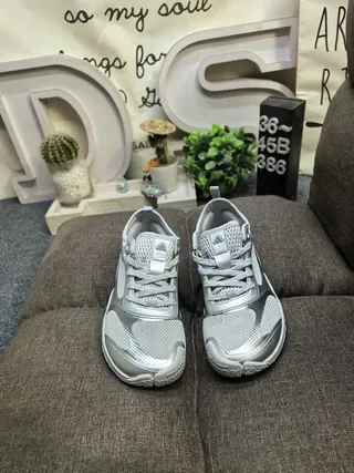 Adidas ग्रे और सफेद मेश और सिंथेटिक ओवरले ऊपरी ट्रेल-इंस्पायर्ड सोल लाइफस्टाइल स्नीकर्स 10