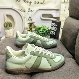 Adidas हरा भूरे दो टोन सुड और चमड़े के गम रबर सोल लाइफस्टाइल स्नीकर