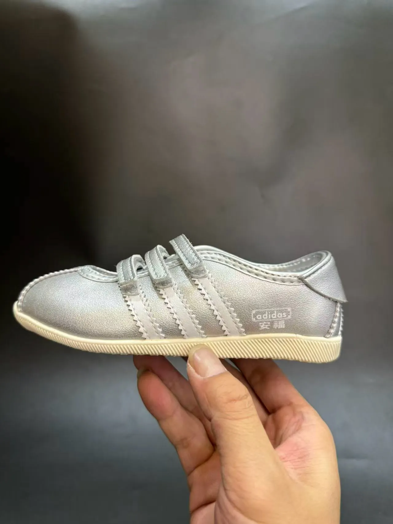 Adidas Mary Jane Argent Blanc Métallique Cuir-Like Supérieur Trois Velcro Straps Mary Jane Chaussures 18