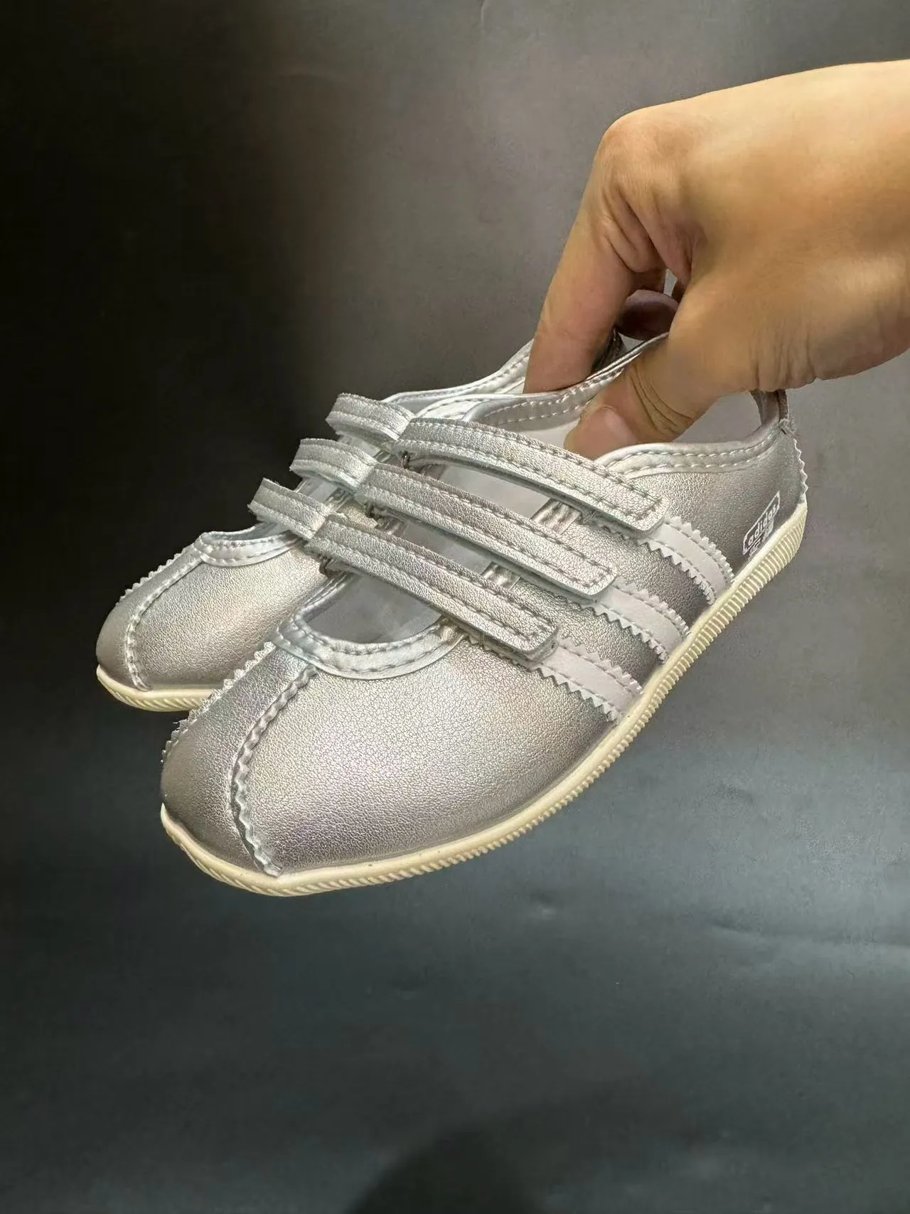 Adidas Mary Jane Argent Blanc Métallique Cuir-Like Supérieur Trois Velcro Straps Mary Jane Chaussures 19