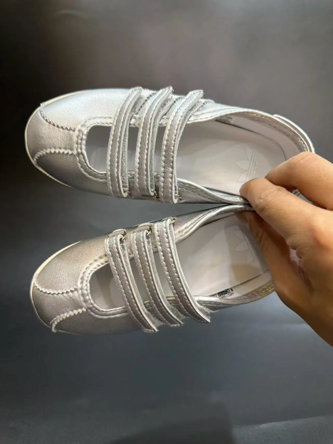 Adidas Mary Jane Argent Blanc Métallique Cuir-Like Supérieur Trois Velcro Straps Mary Jane Chaussures 20