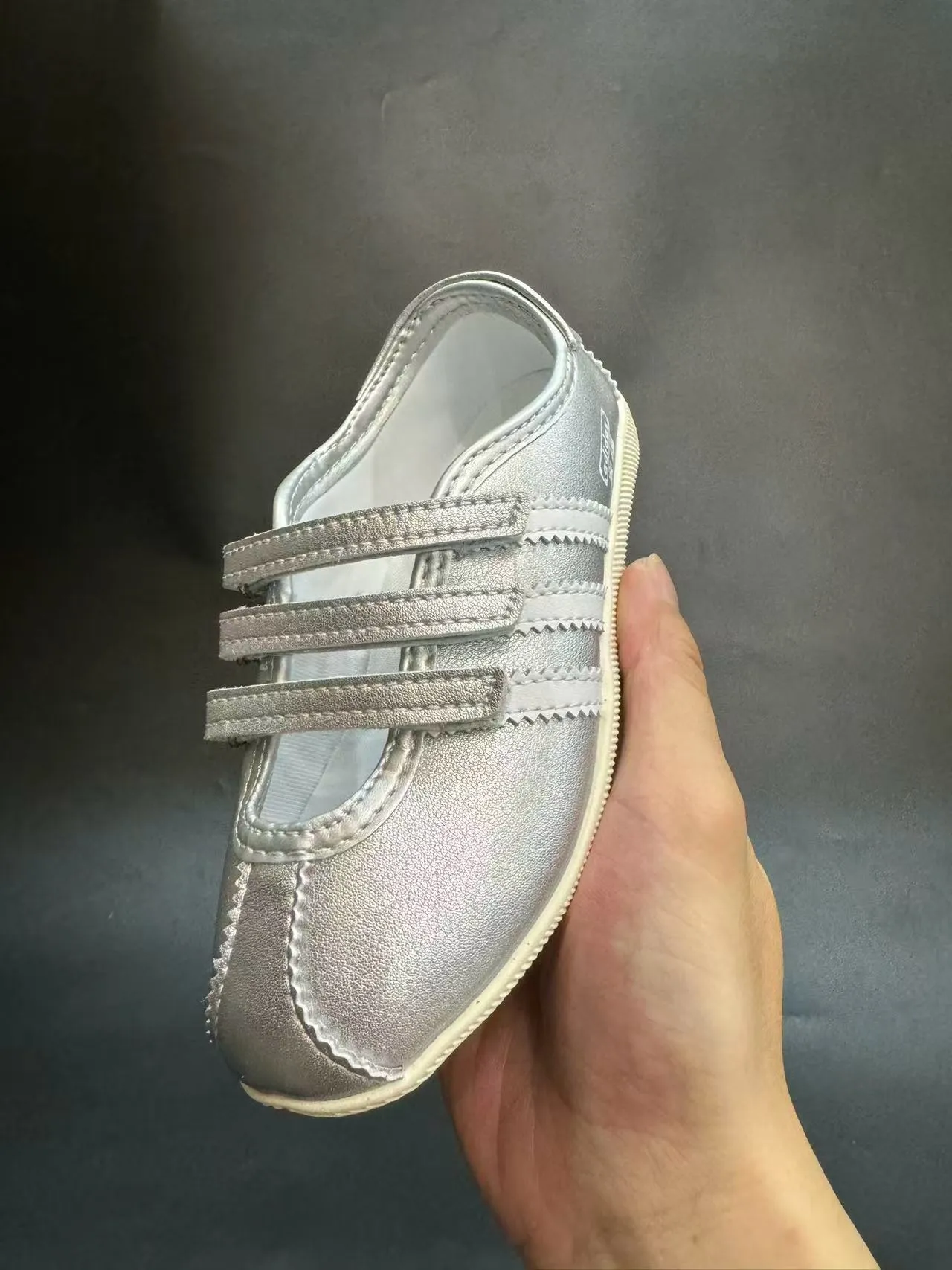 Adidas Mary Jane Argent Blanc Métallique Cuir-Like Supérieur Trois Velcro Straps Mary Jane Chaussures 21