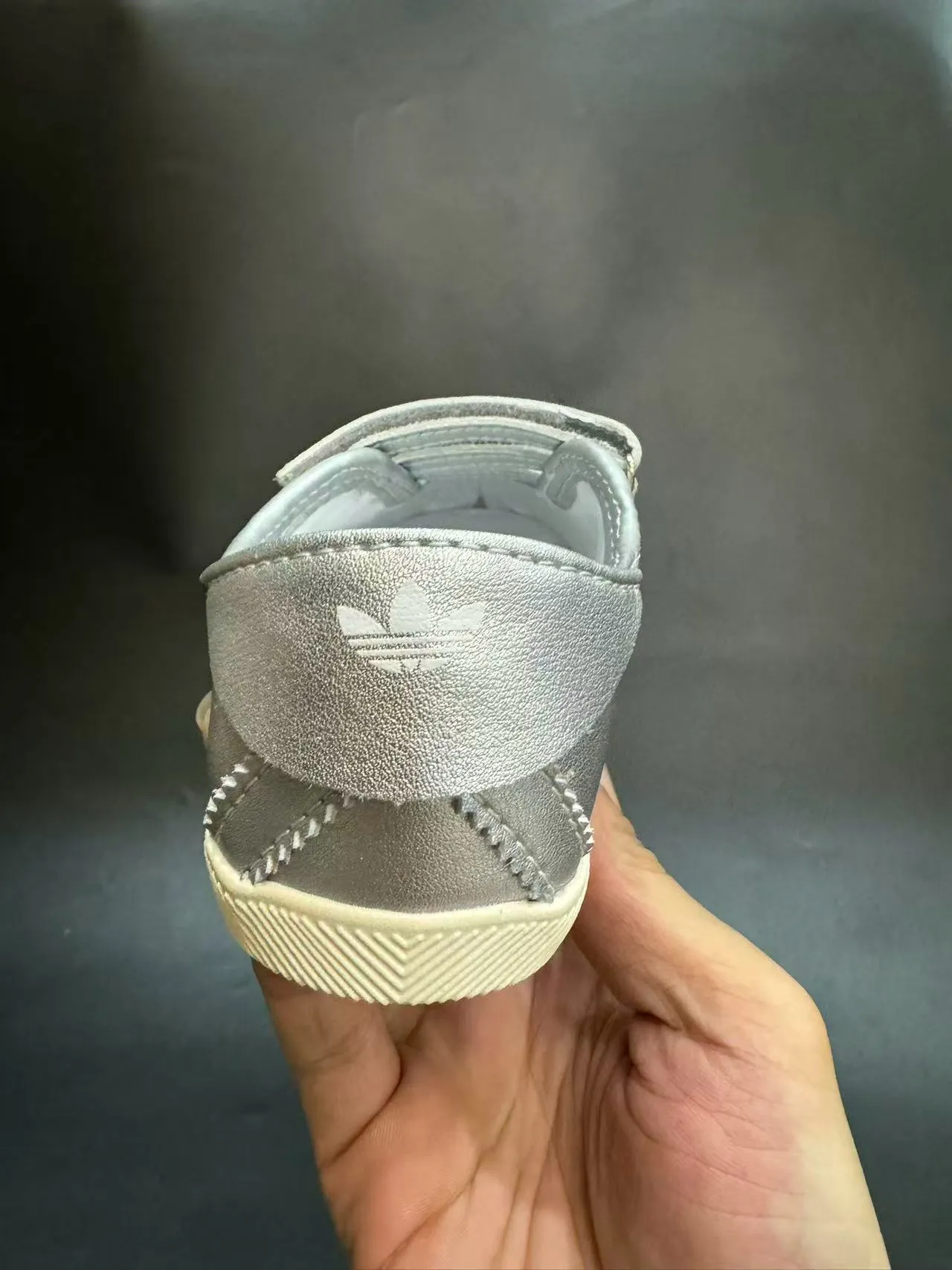 Adidas Mary Jane Argent Blanc Métallique Cuir-Like Supérieur Trois Velcro Straps Mary Jane Chaussures 22